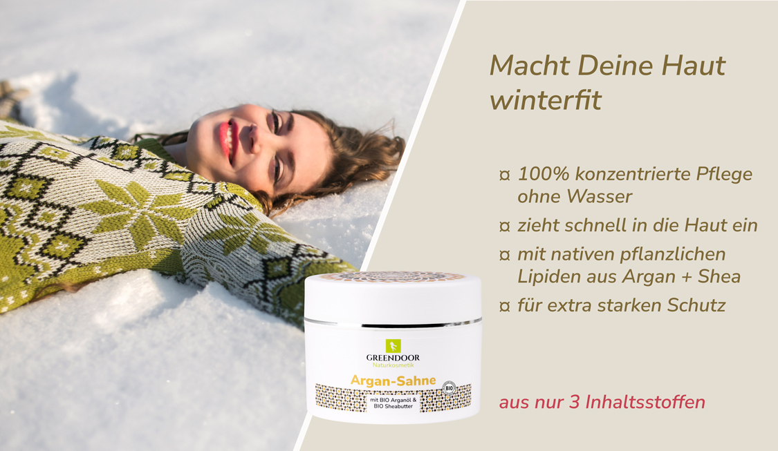 Argan Sahne ohne Glimmer Junge glückliche Frau liegt im Schnee, daneben Greendoor Argansahne plus Aussage Macht Deine Haut winterfit