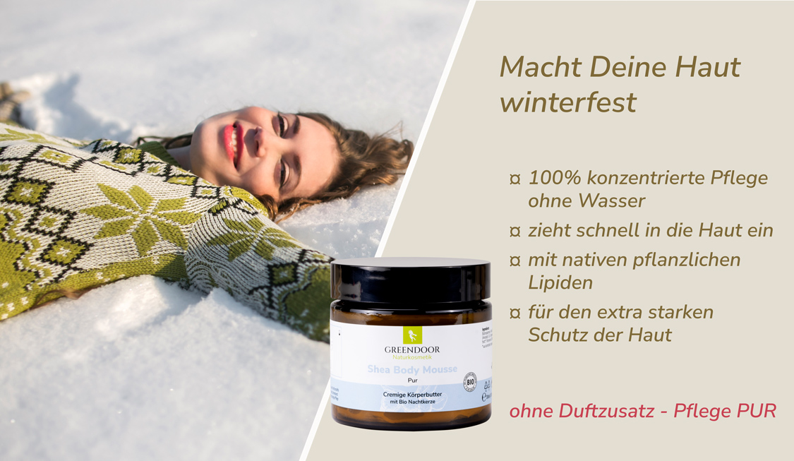 Shea Body Mousse PUR Junge glückliche Frau liegt im Schnee, daneben Greendoor Bodymousse plus Aussage Macht Deine Haut winterfest