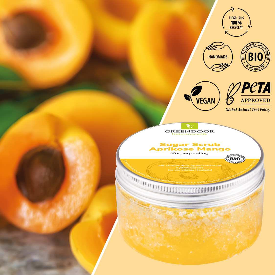 Sugar Scrub Aprikose Mango links ganze und aufgeschnittene Aprikosen, rechts ein Tiegel mit Greendoor Sugar Scrub Aprikose Mango sowie Siegeln Handmade, mit Bio Zutaten, Vegan und Peta approved