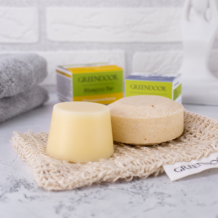 Bildmaterial6 Greendoor Shampoo Bar und Greendoor Conditioner Bar, ausgepackte Produkte plus Faltschachteln