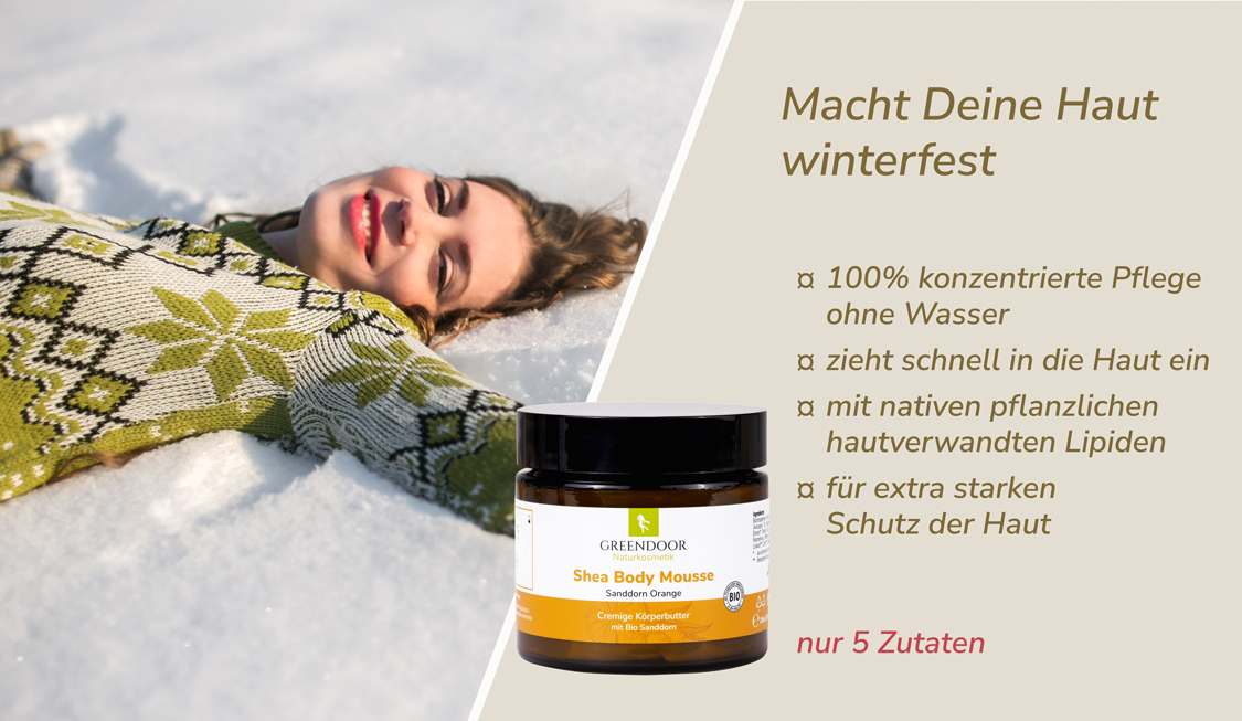 Shea Body Mousse Sanddorn Orange Junge glückliche Frau liegt im Schnee, daneben Greendoor Bodymousse plus Aussage Macht Deine Haut winterfest