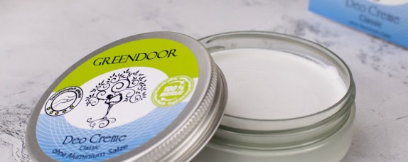Offene Dose Greendoor Deo Creme Classic ohne Aluminium, auf einem Tisch platziert