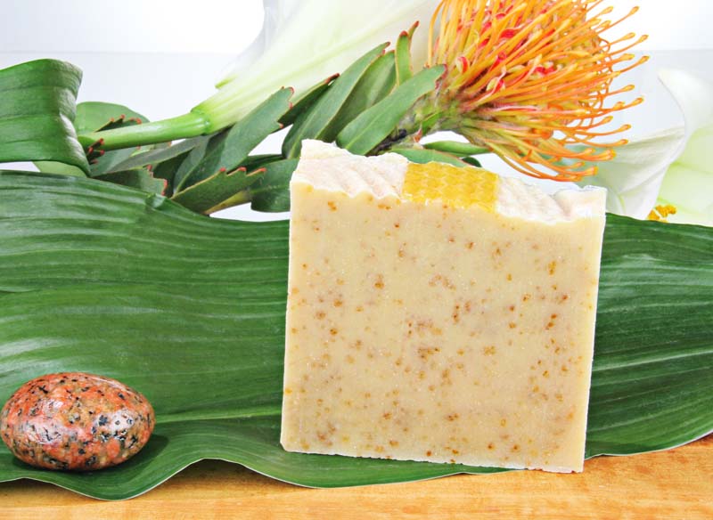 naturseife-honigwabe-s-ss-honig-ohne-tierversuche-pflegend-feuchtigkeitsspendend-stimmungsbild Naturseife Honigwabe