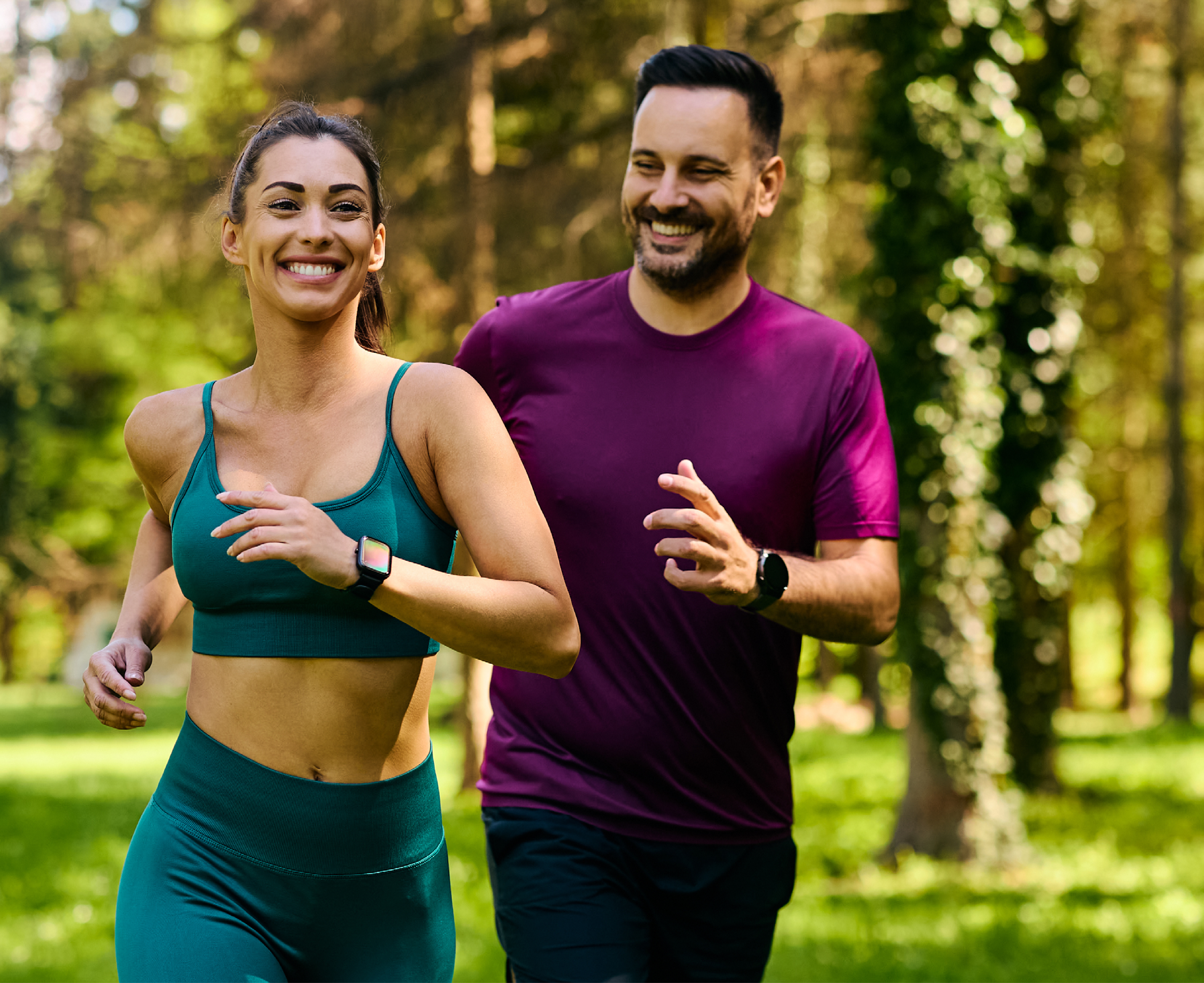 Deo_Creme_Newsletter_Die WahrheitueberSchweissgeruch Glückliches junges Paar beim Joggen in der grünen Natur