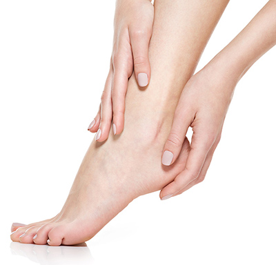 beautiful-women-feet-isolated-white-close-up-kl-Datei-SP Nackter Fuß von zwei Händen umschmeichelt