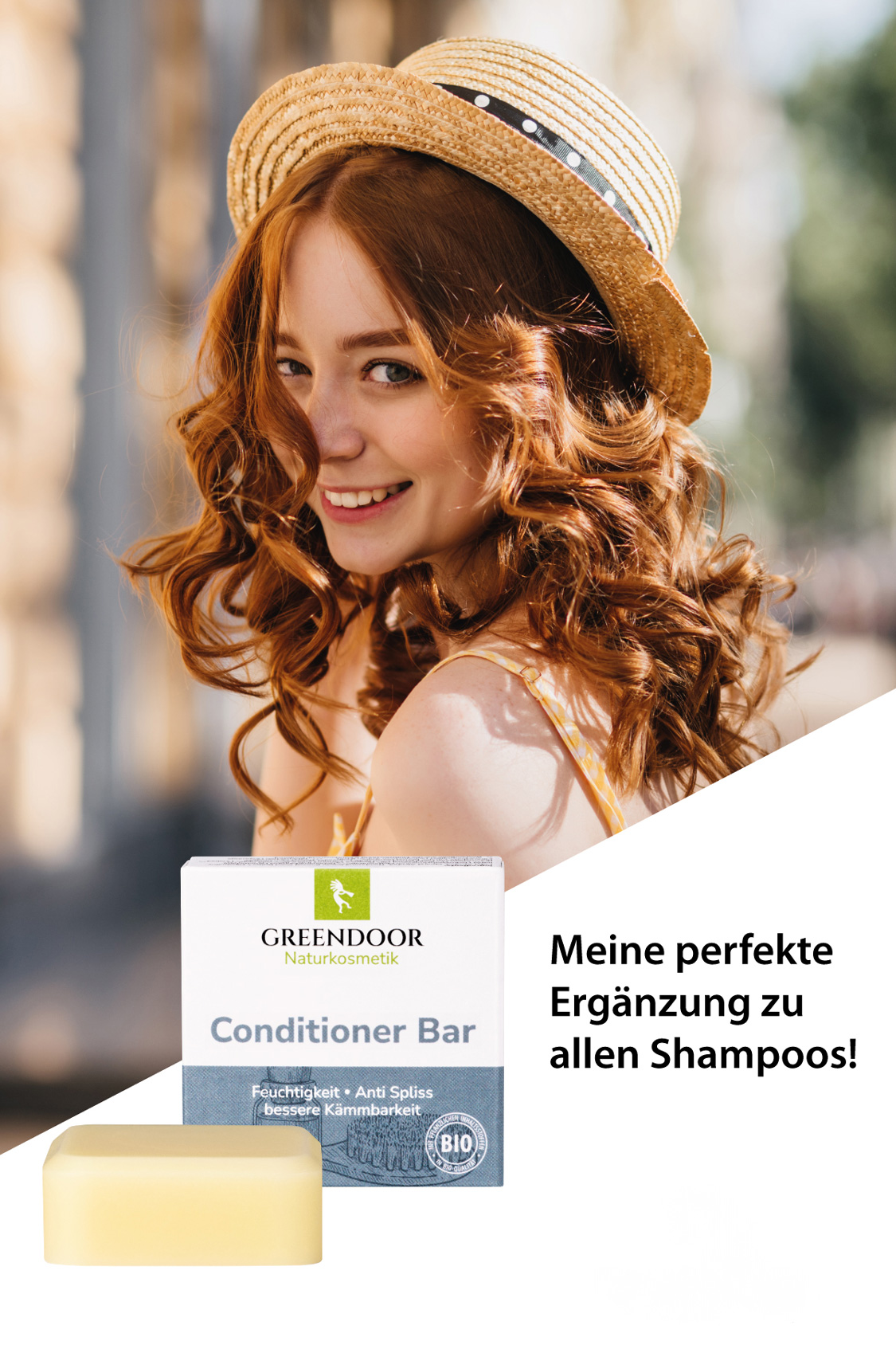 Haar Conditioner Bar Plakat mit einer lachenden lockigen Frau mit Sommerhut und davor ein Greendoor Conditioner Bar mit dem Text Meine perfekte Ergänzung zu allen Shampoos
