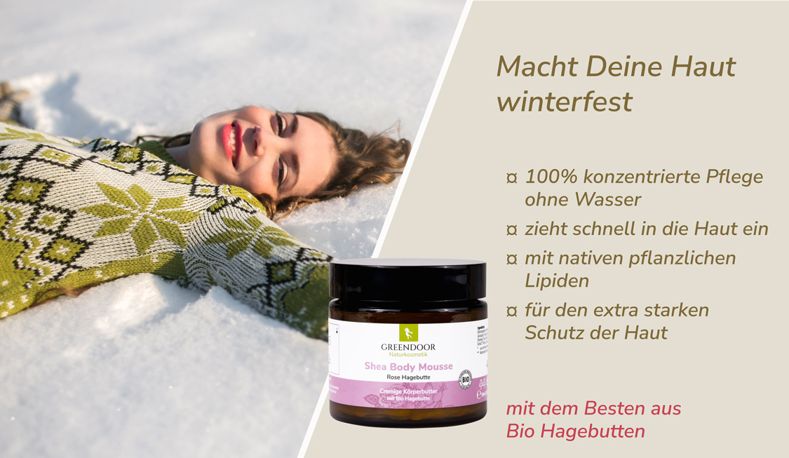 Shea Body Mousse Rose Junge glückliche Frau liegt im Schnee, daneben Greendoor Bodymousse plus Aussage Macht Deine Haut winterfest